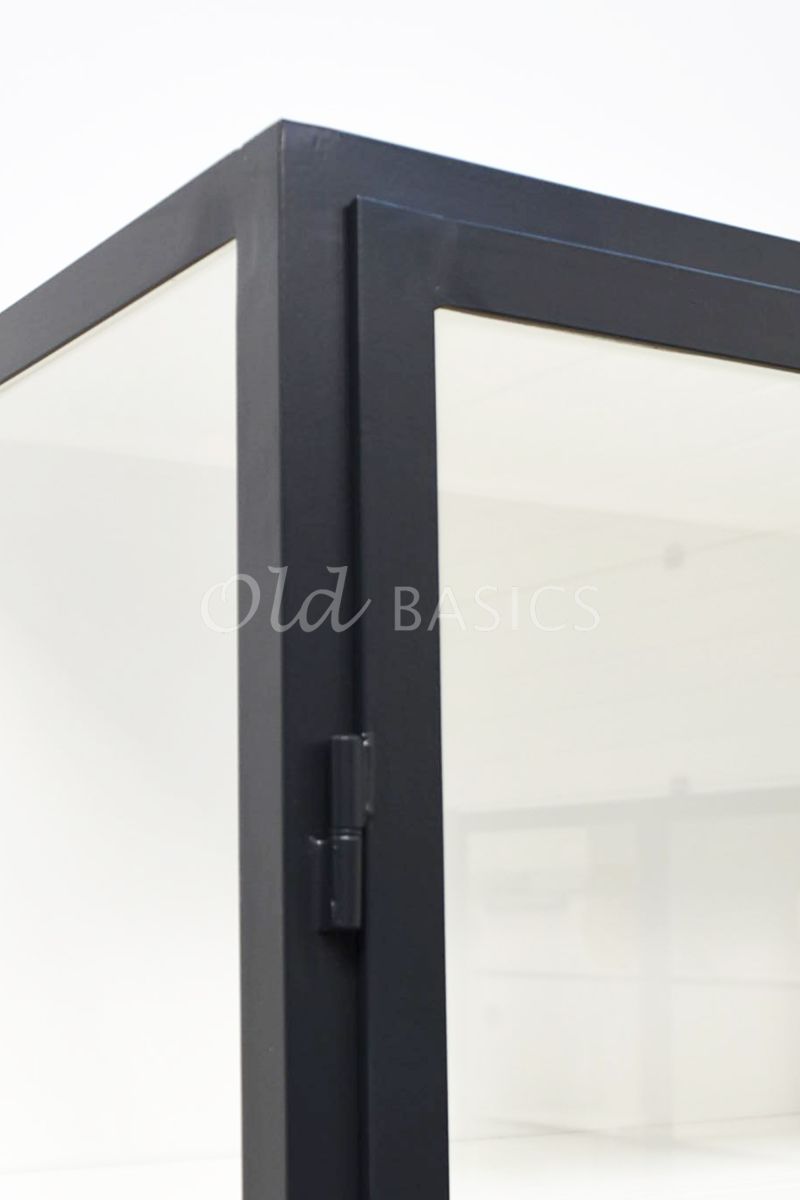 Detail van Apothekerskast Ferro, 2 deuren, RAL7021, zwart, grijs, materiaal staal